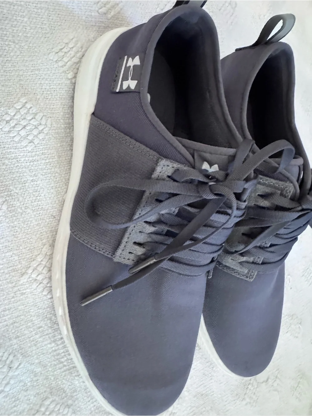Under Armour Mens Siz 8 Charged 24/7 NU Sneakers Gray & White OB3